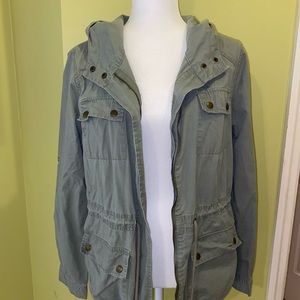 Used green jacket! Perfect for the fall time 🤩